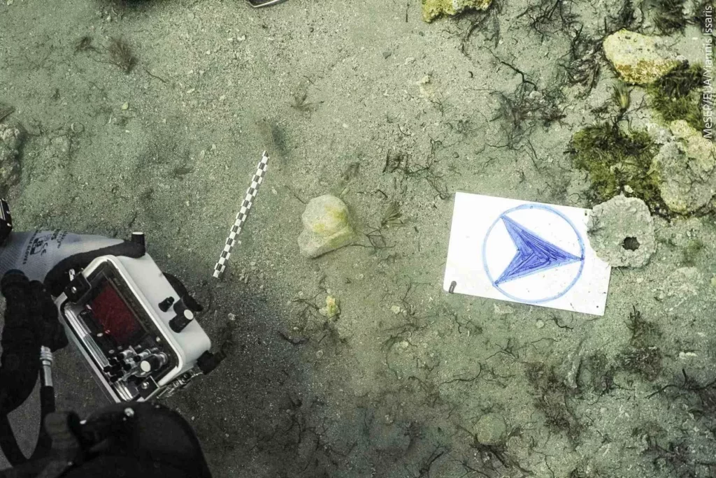 Divers’ shipwreck discovery links Lord Elgin to marbles 1 The marble item in situ (Ministry of Culture)