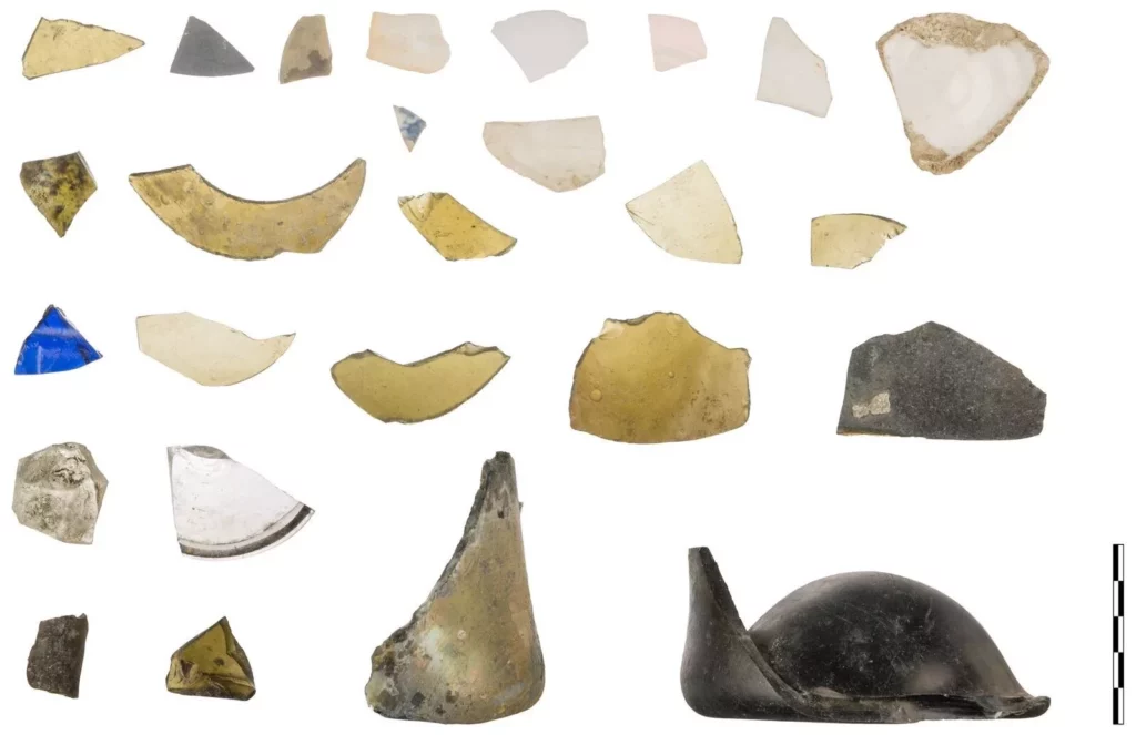 Divers’ shipwreck discovery links Lord Elgin to marbles 4 Fragments of utensils and vases from the ship's household goods (Ministry of Culture)