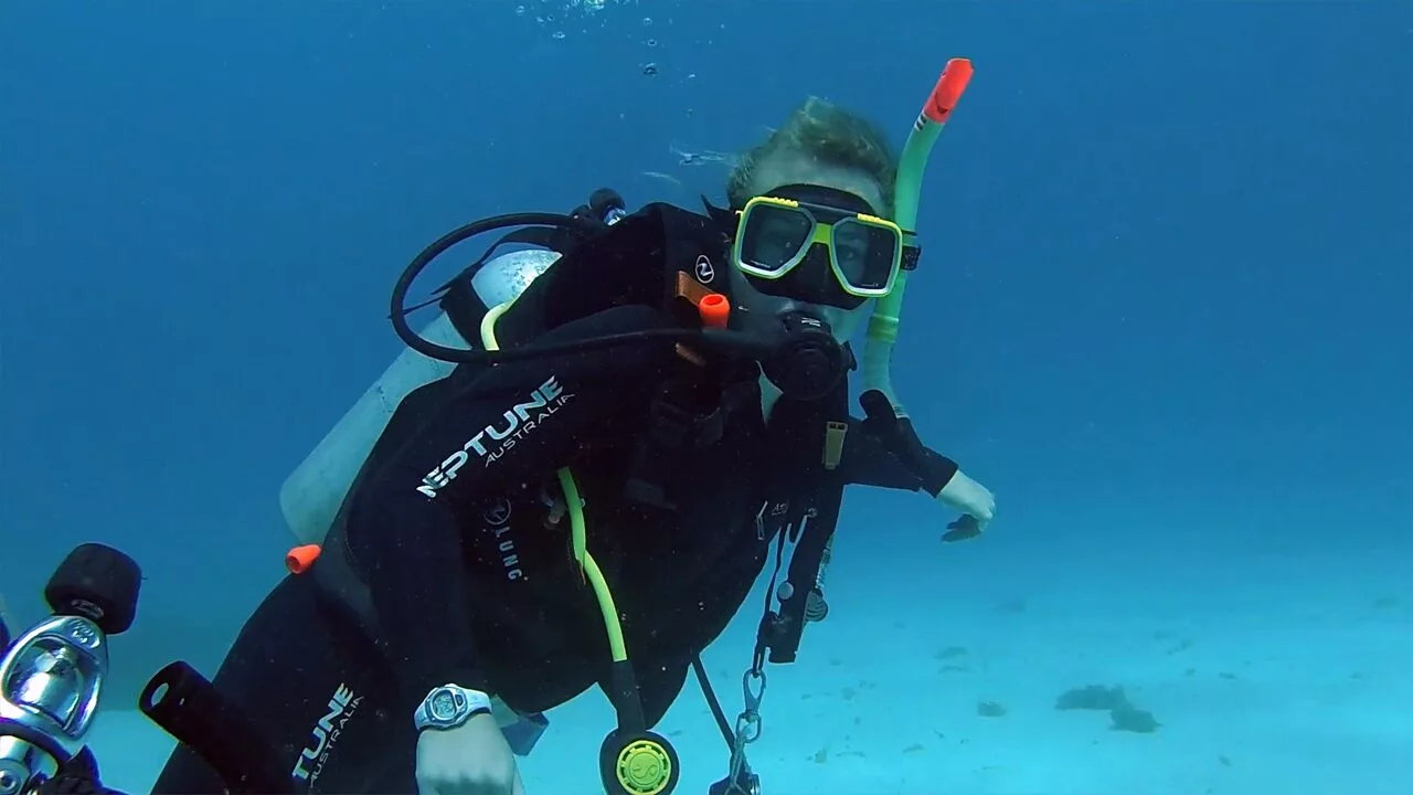 Linnea Mills diving in Australia (FilmWest)