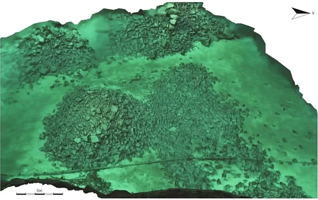 Whalegate: Divers find ancient trap in Norway 2 Photogrammetry/oblique photo of the rock structures, with the mound to the left of the stone belt (Christopher F Kvæstad, 3D model: Beatrice Frabetti / IRMAS)