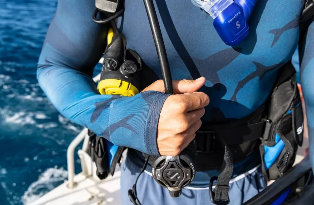 Thumbhole to ease wetsuit-donning