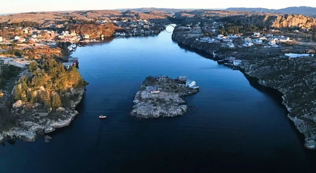 Whalegate: Divers find ancient trap in Norway 1 The strait in Telavåg: The inlet is divided by a small islet called Stekholmen, an Old Norse name derived from stika, which means to block with stakes. To the left lies Grindasundet, where a gate once stood (Christopher F Kvæstad / IRMAS)