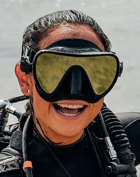 #AskMark: Comparison between a mirrored scuba mask and a clear lens mask for diver safety.