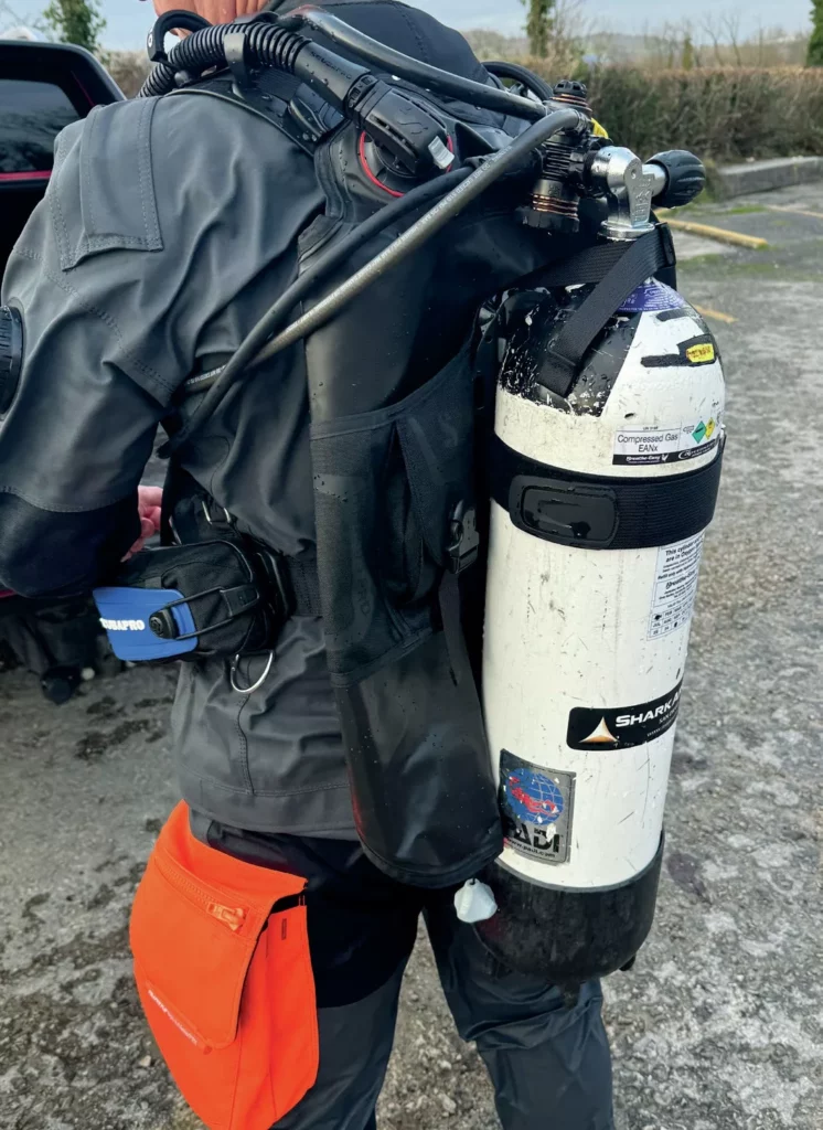 Rear view of the Scubapro Hydros Pro 2 attached to a cylinder on the dive quayside.