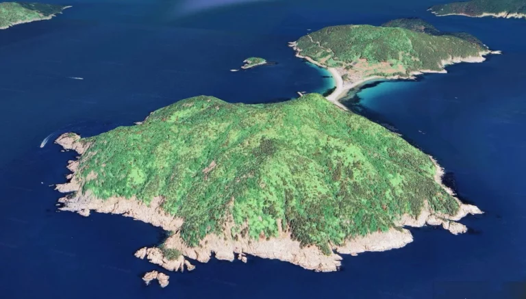 Dumbbell-shaped Bijindo Island (Google Maps)