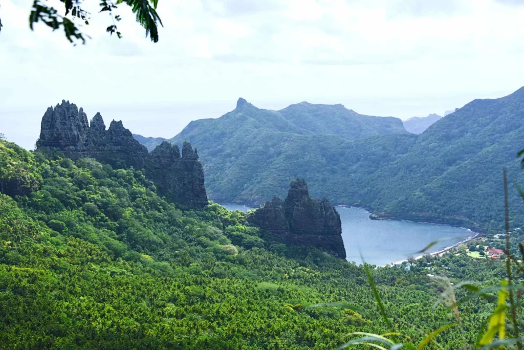 Hatiheu Bay, east Nuku Hiva