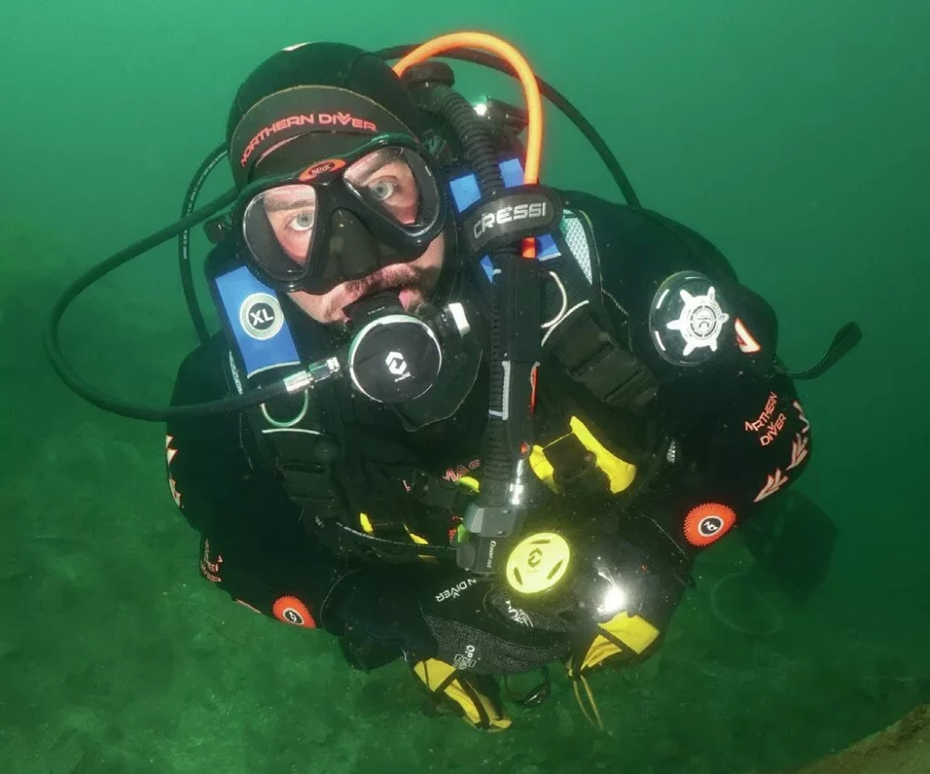 Mark Evans testing the peripheral and downward vision of the SEAC Iena mask during a dive.