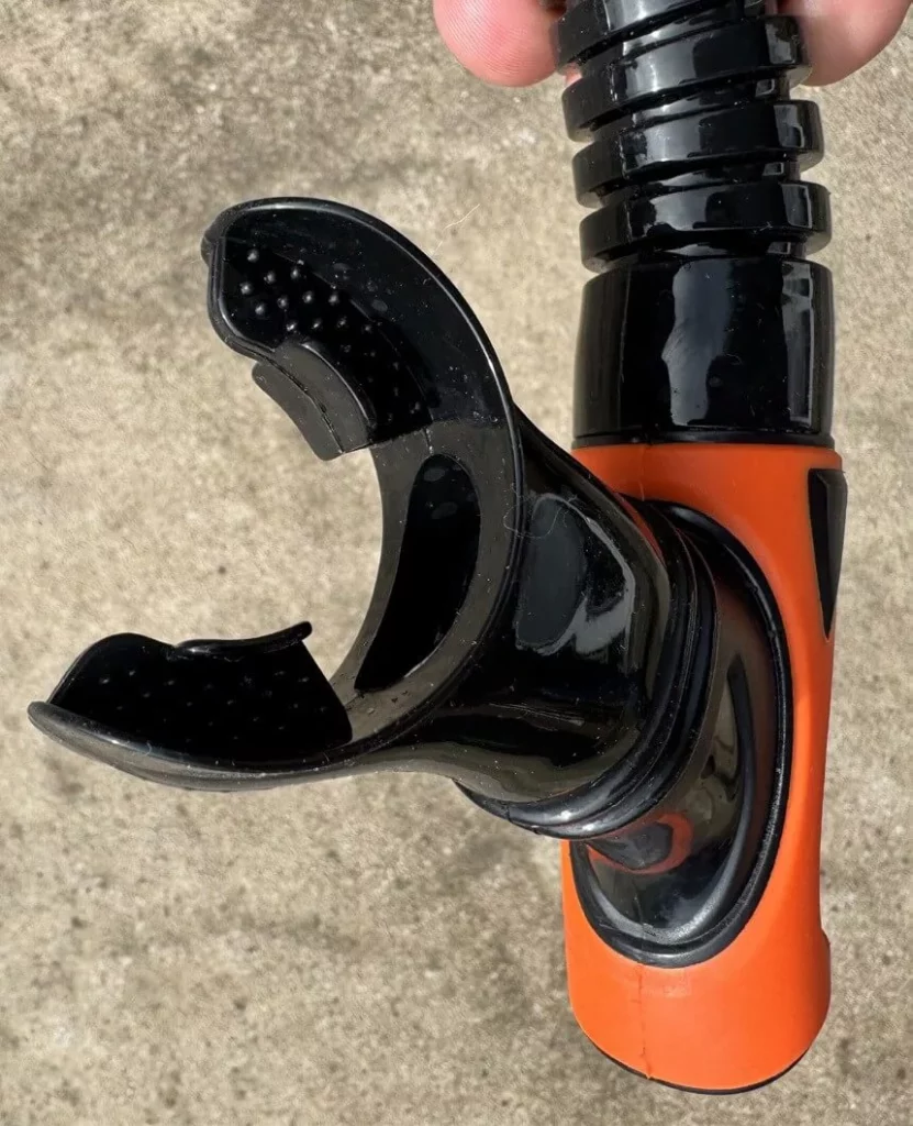 The ergonomic, hypoallergenic silicone mouthpiece of the SEAC Areatore Reverse Dry snorkel.