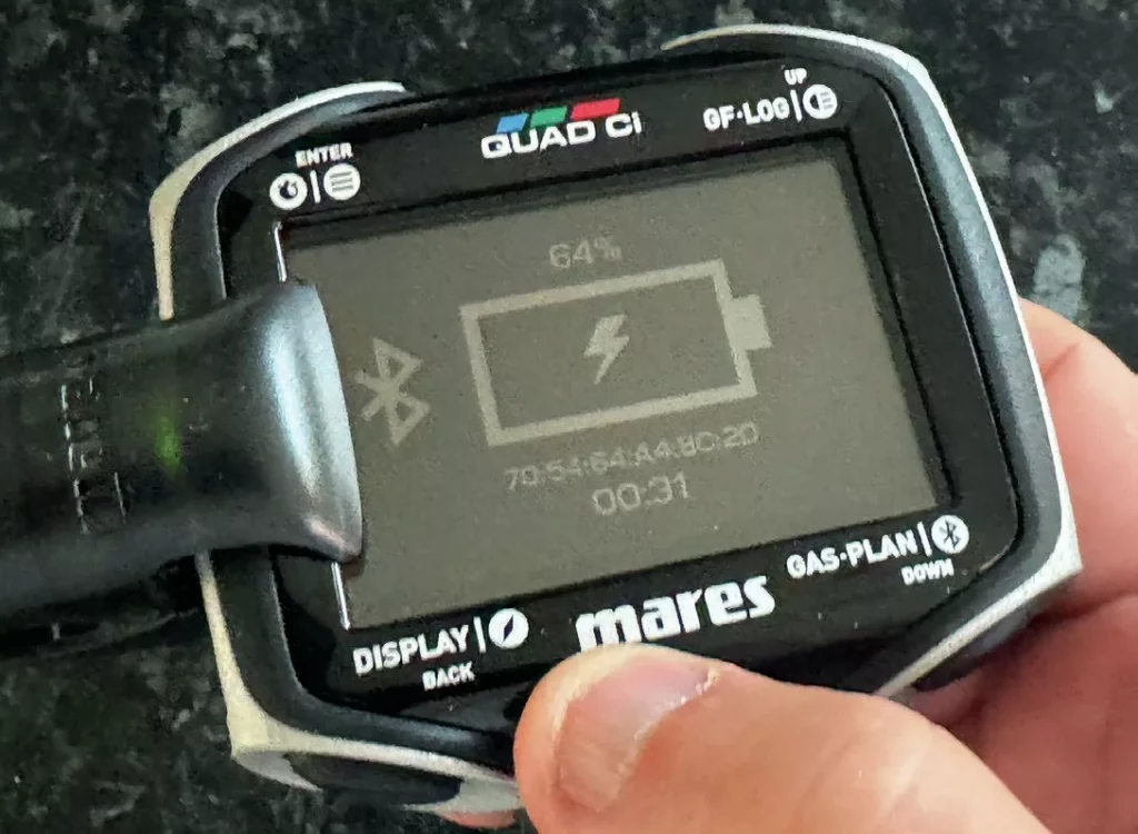 Gear Test Extra: Mares Quad Ci — The Ultimate High-Vis Dive Computer RevolutionTest Extra 8 The battery settings menu on the Mares Quad Ci showing charge levels for the lithium battery.