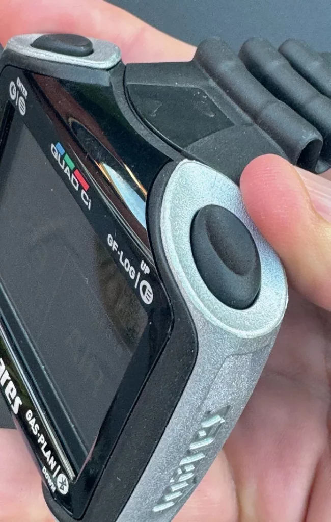 Gear Test Extra: Mares Quad Ci — The Ultimate High-Vis Dive Computer RevolutionTest Extra 6 The four large, intuitive push buttons on the Mares Quad Ci designed for use with thick gloves.