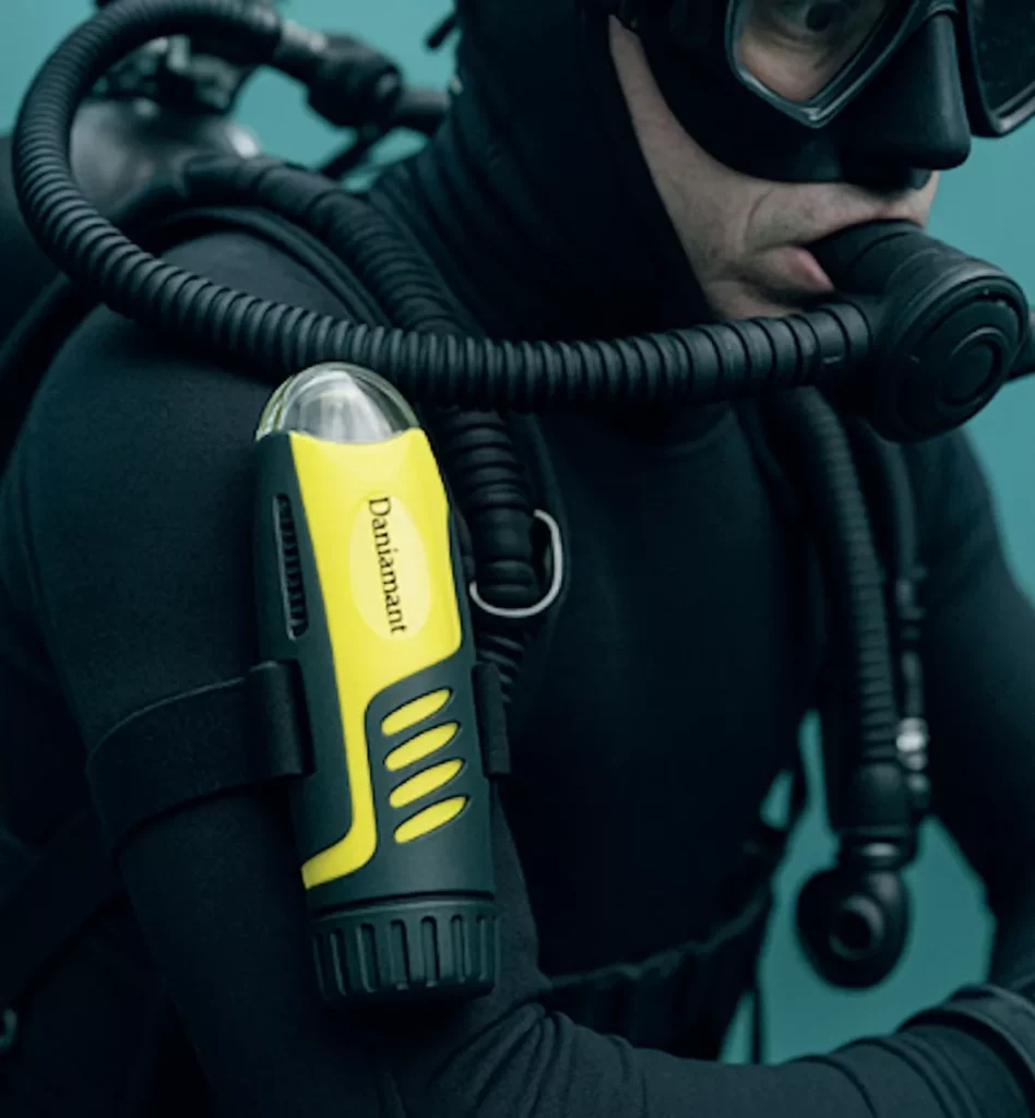 What's New: Edge K5 Sea Scooter, Fourth Element Hydro-T & New Dive Gear 11 Daniamant AQ-4 MKII automatic flashing LED scuba strobe light for maritime safety.