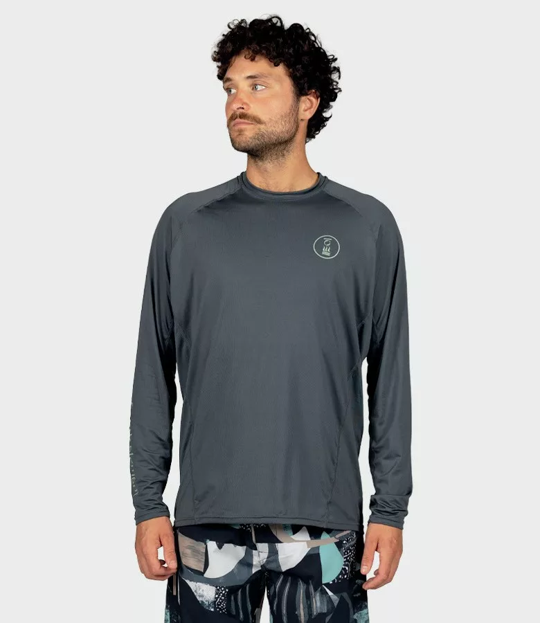 What's New: Edge K5 Sea Scooter, Fourth Element Hydro-T & New Dive Gear 7 Front view of the Fourth Element Hydro-T long-sleeve ultra-quick drying rashguard.