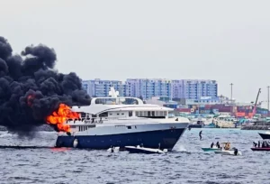 Figures can be seen jumping into the water as fire starts to spread on Emperor Explorer (Eliška Hoffmannová)