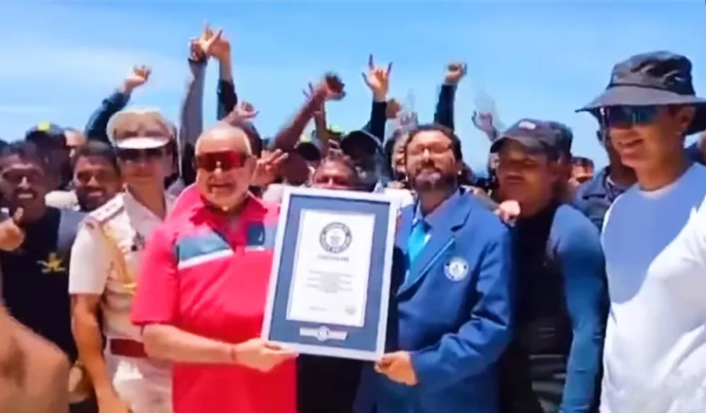 The flag-display record certificate is presented on-site