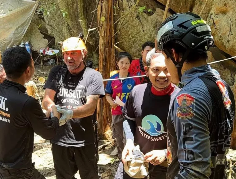 Divers Mikko Paasi and Norrased Palasing reach the scene