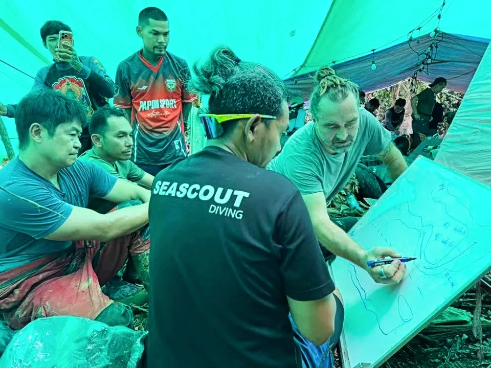 Mikko Paasi briefing members of the rescue team