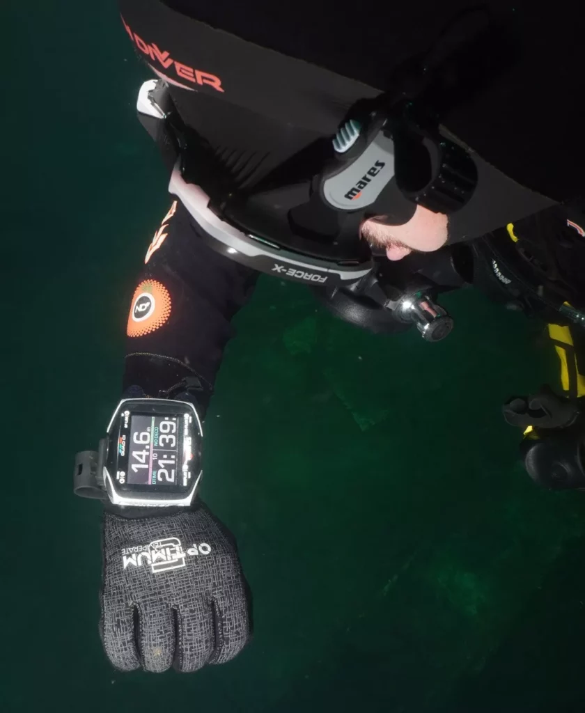 Gear Test Extra: Mares Quad Ci — The Ultimate High-Vis Dive Computer RevolutionTest Extra 5 Testing the readability of the Mares Quad Ci screen during a dive in murky water.