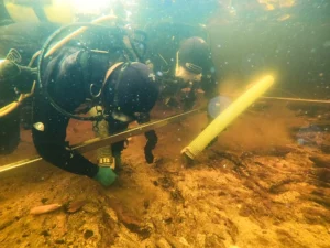 Divers excavating at Loch Bhorgastail crannog site (University of Southampton)