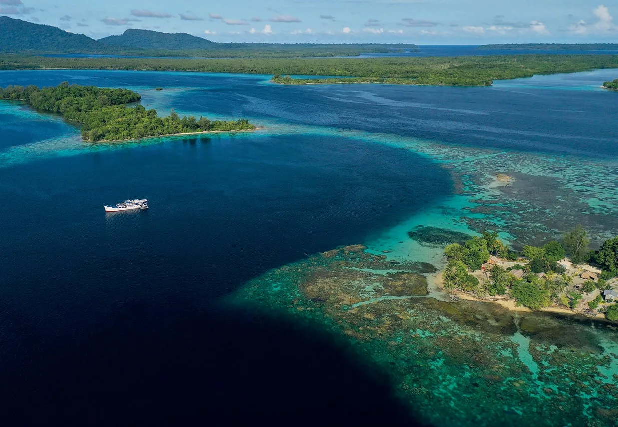 The Bilikiki liveaboard anchored close to the reef © Alec Hughes