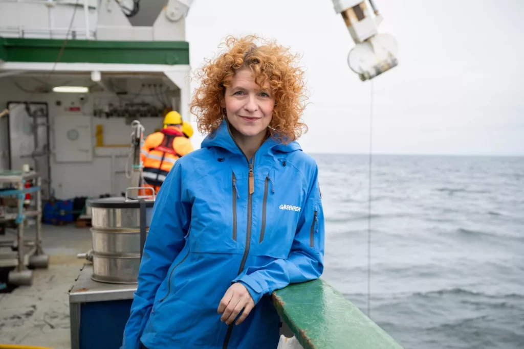 Banner protest: Dr Sandra Schöttner (© Christian Åslund / Greenpeace)