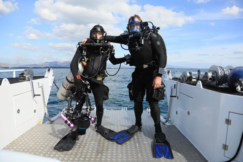 Divers Josh Gates and Evan Kovacs (© Discovery Channel)