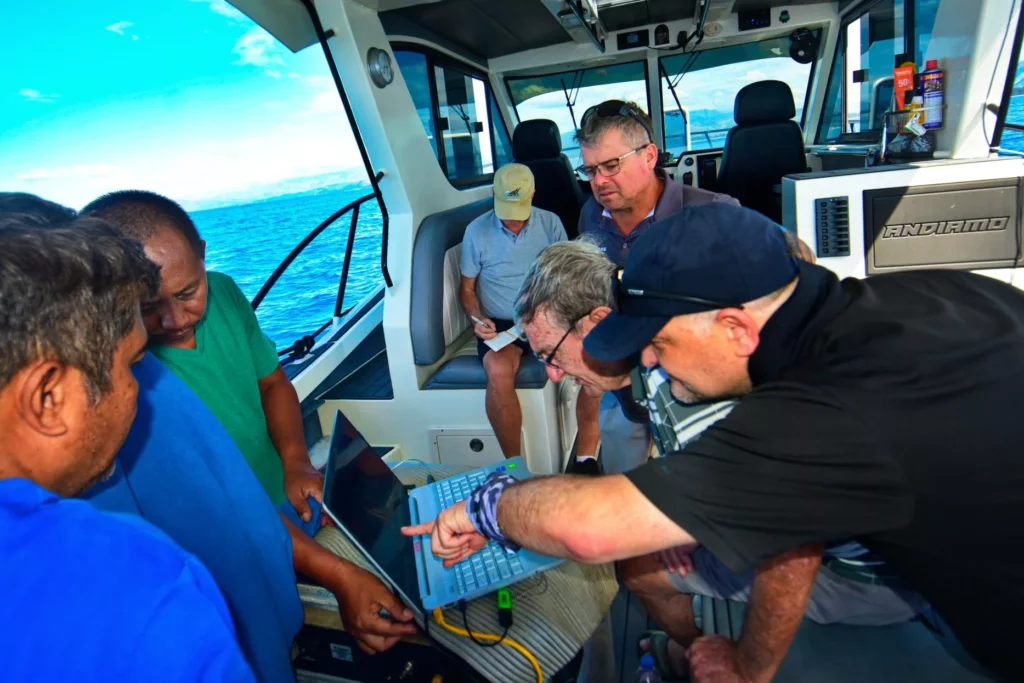 Monitoring the sonar sidescan (© Kevin Hamdorf Photography )