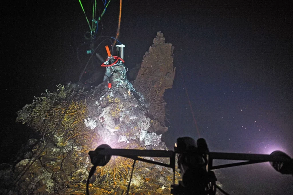 ROV in the deep ocean (UW/NSF/OOI/CSSF)