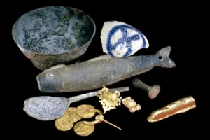 Artefacts from the Dom van Keulen, including pewter bowl and spoon, sounding weight, stamp seal, coins and jewellery (British Museum)