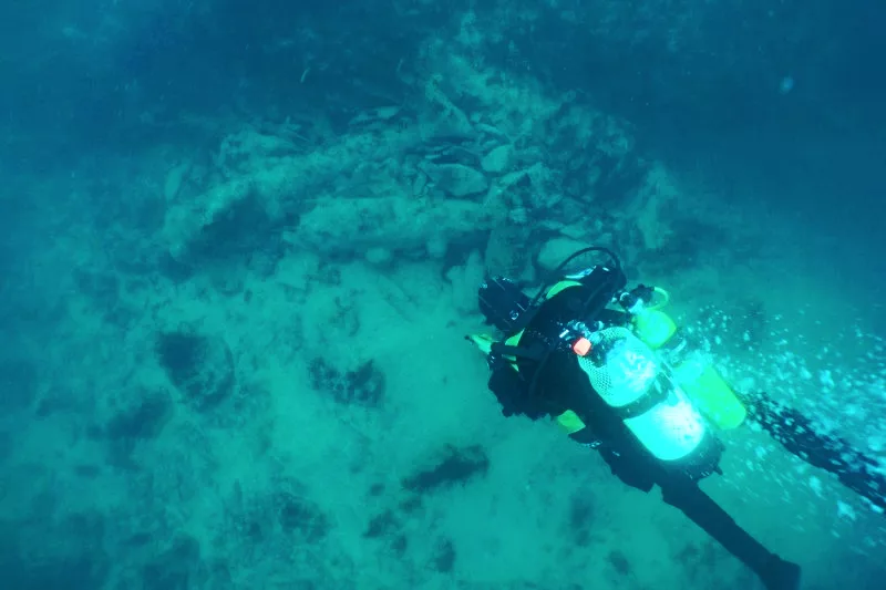 Diver exploring the shipwreck (Maritime Archaeology Sea Trust)