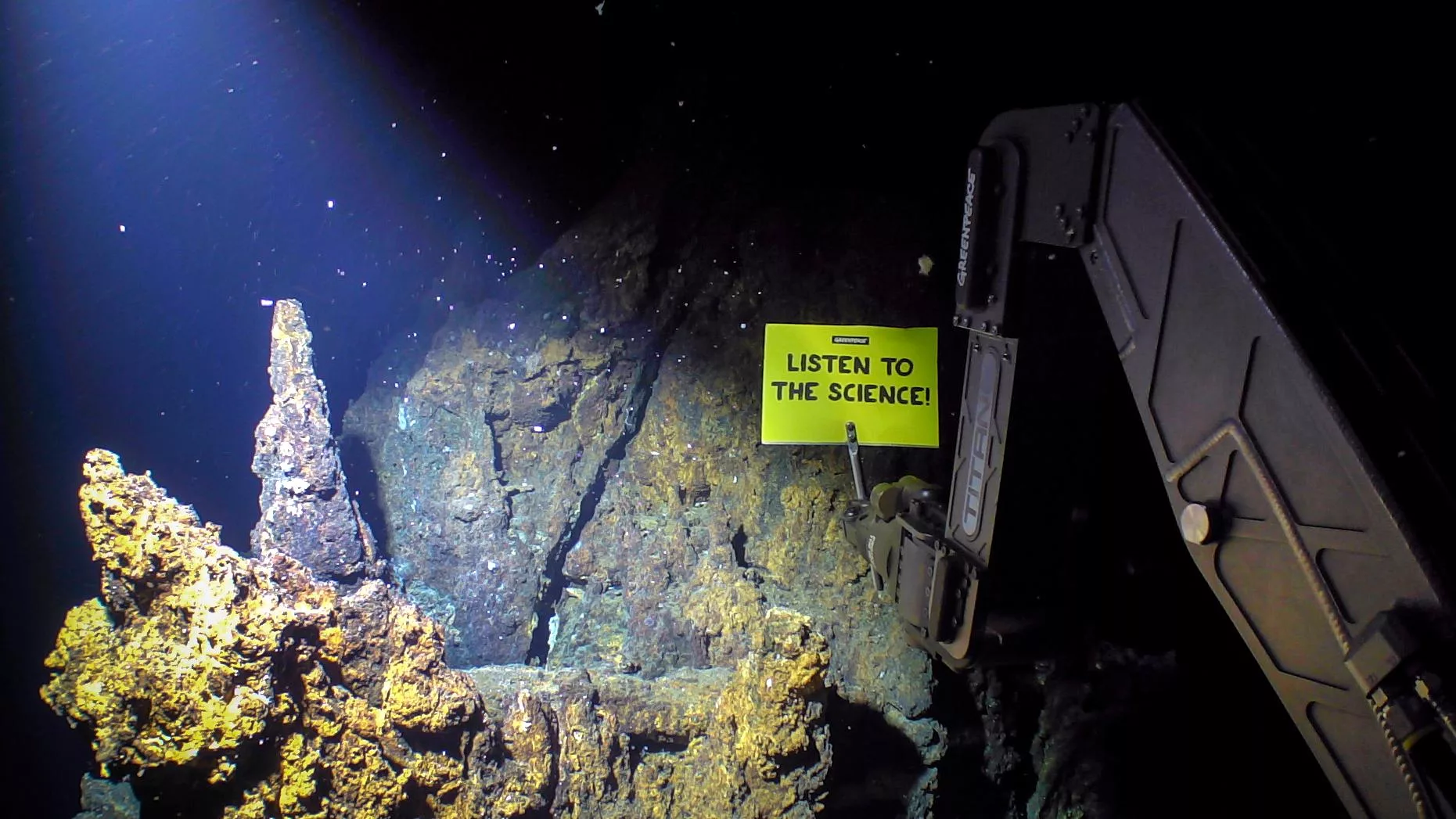 ROV dives to make world’s deepest banner protest