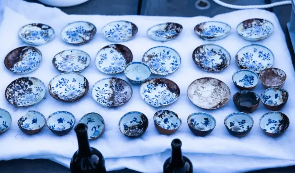 Bowls recovered from the Porcelain Wreck (Sindre Kinnerød / Flash Studio)