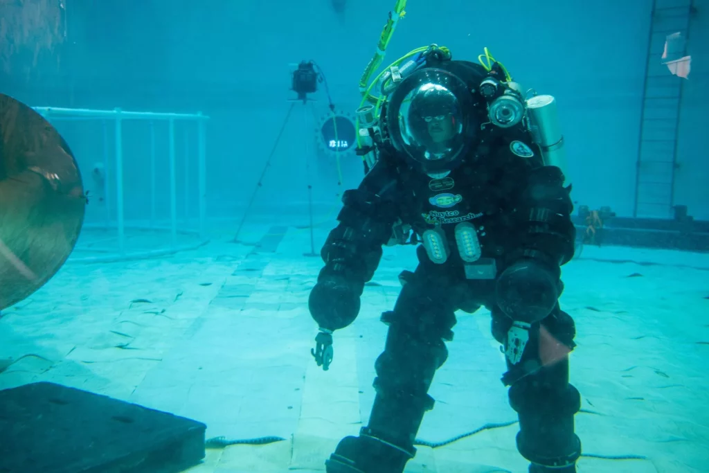 DSEND no-deco divers evolve from pool to seabed 4 250611 N BT756 1013