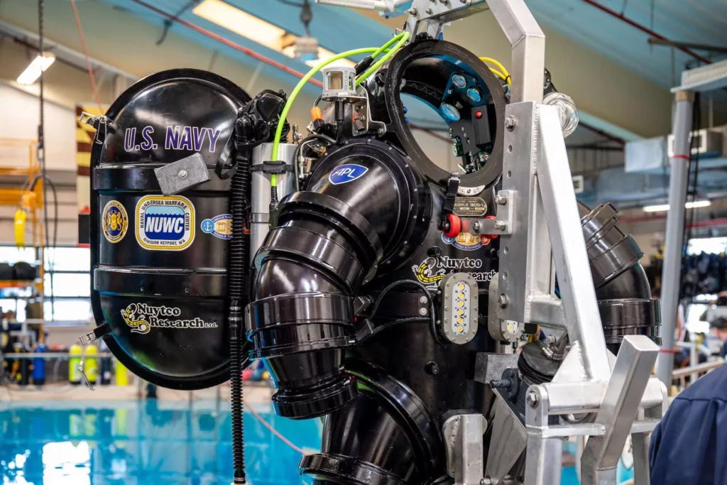 DSEND no-deco divers evolve from pool to seabed 5 A closer look at a DSEND system, an ADS designed to allow users to work at stay on the bottom longer and prevent DCI (Michael Walls for US Navy)