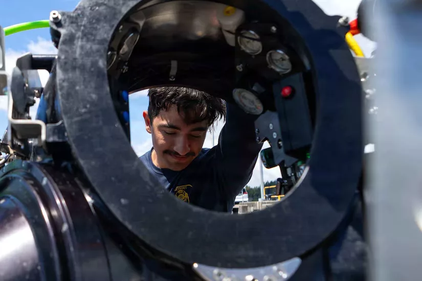 DSEND no-deco divers evolve from pool to seabed 1 One of the divers, Navy Petty Officer 2nd Class Giovanni Casteñeda prepares to enter a DSEND suit (US Navy)