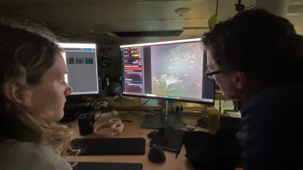 Alvin dives again: First Shackleton’s Quest imaging at 400m 3 WHOI imaging specialists Zoe Daheron and Dwight Coleman watch real-time images of Quest transmitted from the seabed to a lab on Atlantis (Ken Kostel, © Woods Hole Oceanographic Institution)