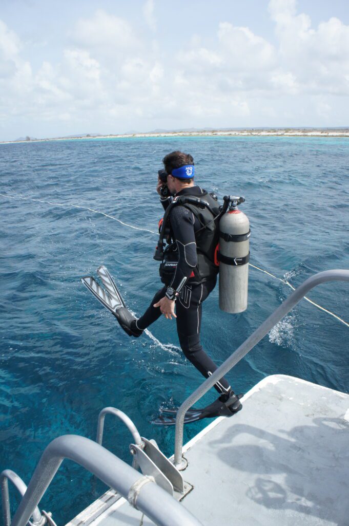 How to take care of your wetsuit 4 Diver giant striding for a tropical dive