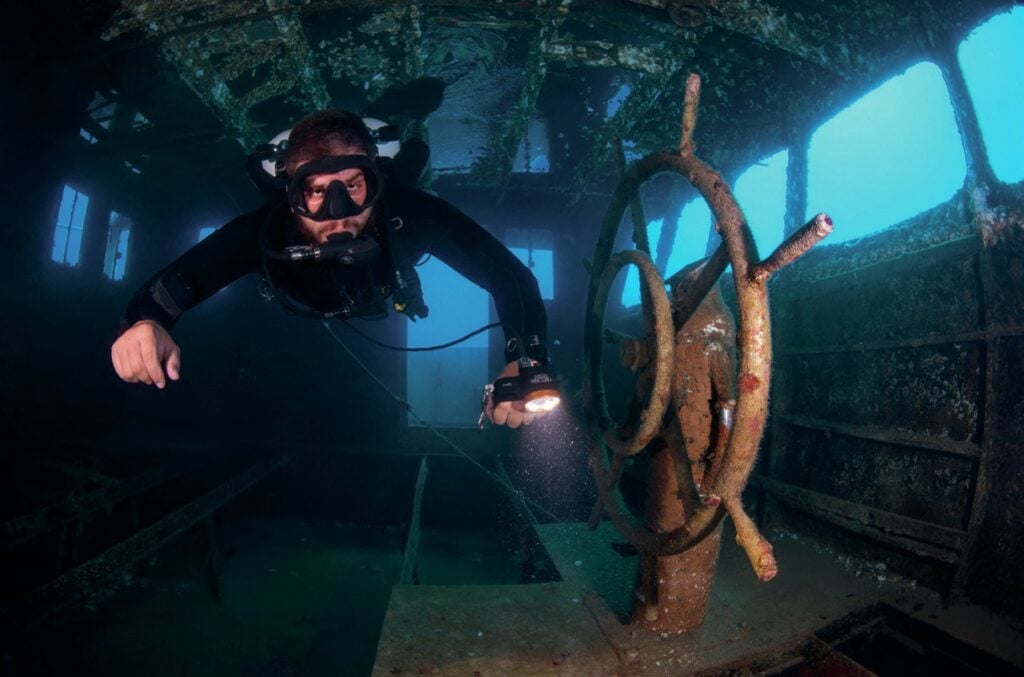 Ship's wheel on the Elpida