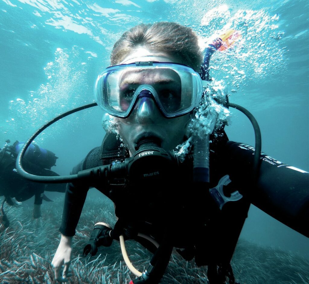 Hand Signals in Diving: Bridging the Communication Gap Underwater 1 open circuit divers
