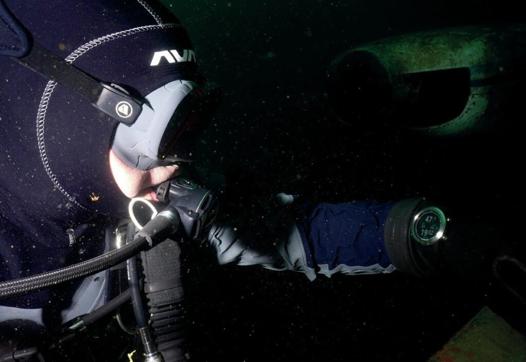 Shearwater Tern & Tern TX Dive Computers - Compact Power for Divers 5 It also has a digital compass for navigation.