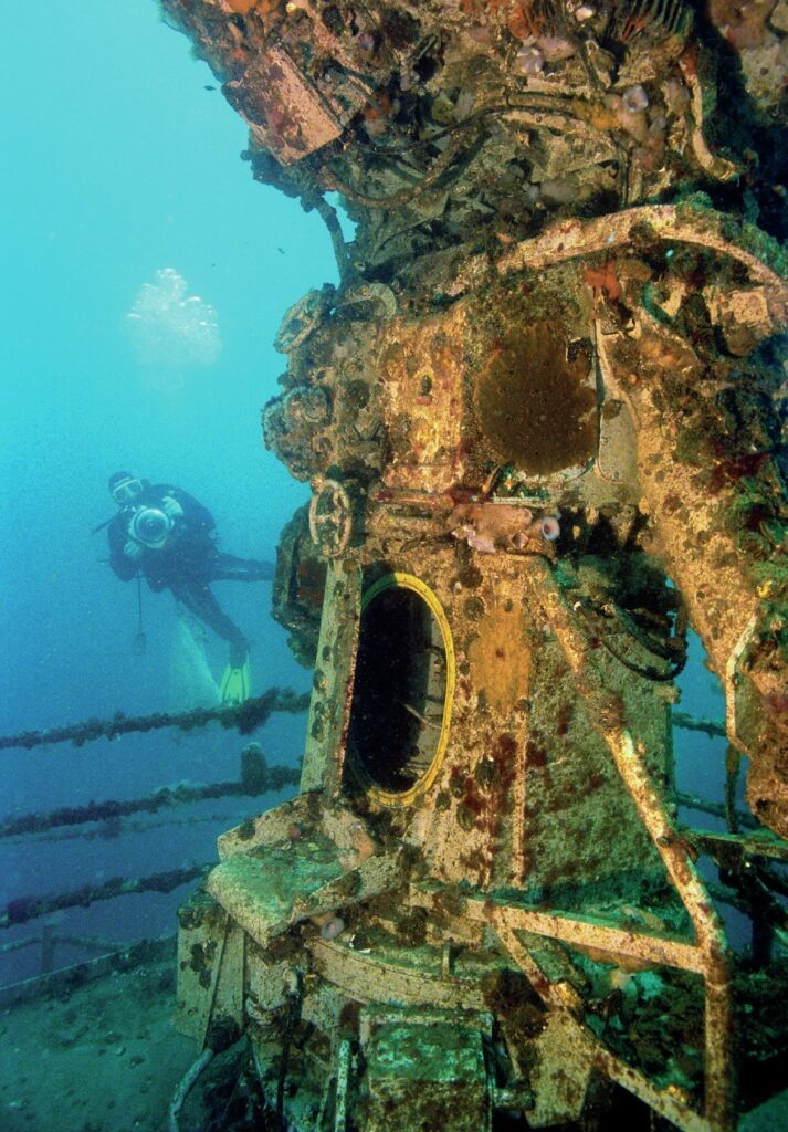 Diving Western Australia: Ningaloo to Albany — Reefs, Wrecks & Wildlife 20 HMAS Perth
