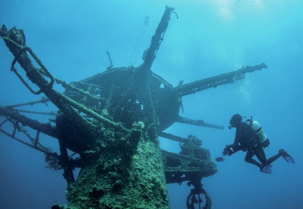 Diving Western Australia: Ningaloo to Albany — Reefs, Wrecks & Wildlife 19 HMAS Swan