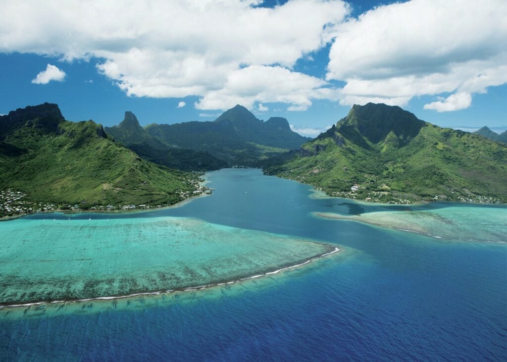Diving in French Polynesia: Sharks, Dolphins & Mantas in Tahiti’s Waters 1 Rangiroa’s famous Blue Lagoon