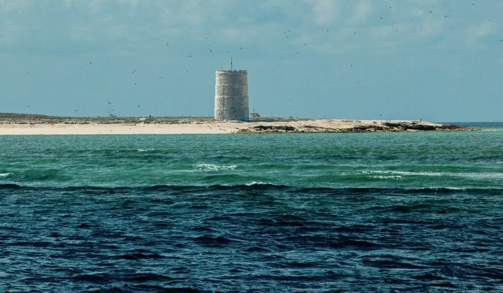 The stone tower to ward off ships from the shoreline